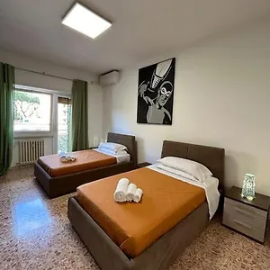 https://prella-house-roma-50-mt-da-metro-b-jonio.it-romehotels.com